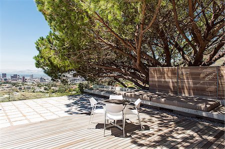 residential - Empty chairs and table on roof Foto de stock - Sin royalties Premium, Código: 6108-06904417