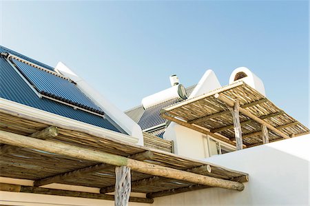 Solar panel on the roof of a house viewed from a terrace Foto de stock - Sin royalties Premium, Código: 6108-06904431