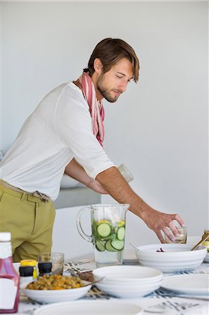 Man arranging a dining table Foto de stock - Sin royalties Premium, Código: 6108-06904564