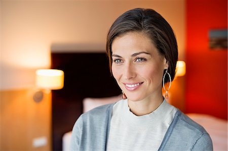 Woman smiling in a hotel room Foto de stock - Sin royalties Premium, Código: 6108-06904513