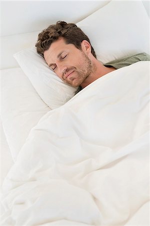 Man sleeping on the bed Photographie de stock - Premium Libres de Droits, Code: 6108-06904533