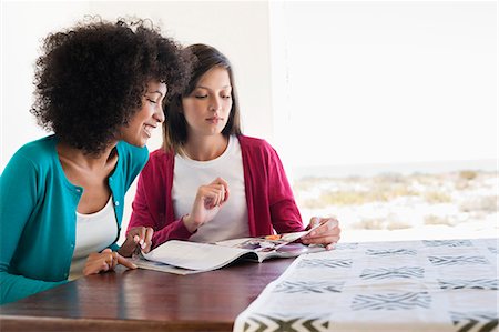 Friends reading a magazine Stock Photo - Premium Royalty-Free, Code: 6108-06904607