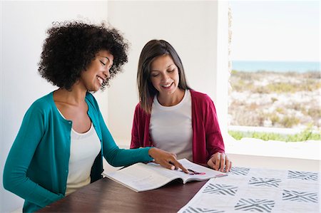 Friends reading a magazine Foto de stock - Sin royalties Premium, Código: 6108-06904604