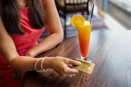 Woman paying with a credit card on a table in a restaurant Foto de stock - Sin royalties Premium, Código: 6108-06904756