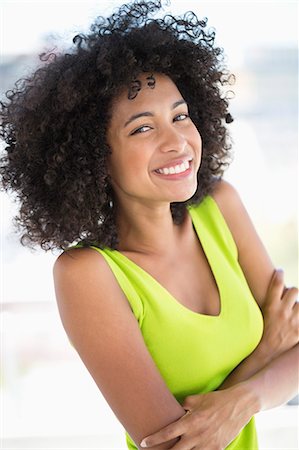 Woman standing with her arms crossed and smiling Foto de stock - Sin royalties Premium, Código: 6108-06904767