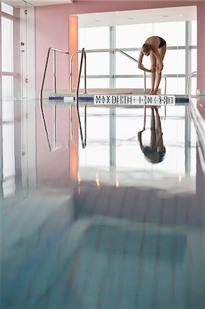 Woman diving into a swimming pool Foto de stock - Sin royalties Premium, Código: 6108-06904725