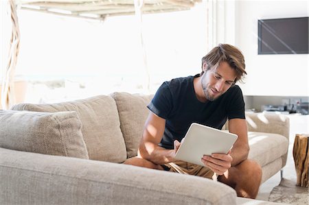 Man using a digital tablet Foto de stock - Sin royalties Premium, Código: 6108-06904840