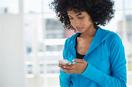 Close-up of a woman text messaging on a mobile phone Foto de stock - Sin royalties Premium, Código: 6108-06904875