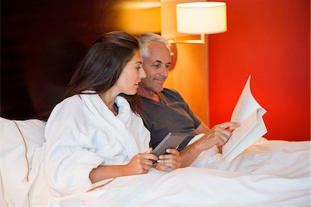 simsearch:6108-06907854,k - Couple reading a book in a hotel room Stock Photo - Premium Royalty-Free, Code: 6108-06904984