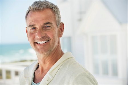 senior man eye contact one person - Portrait of a man smiling Foto de stock - Sin royalties Premium, Código: 6108-06905075