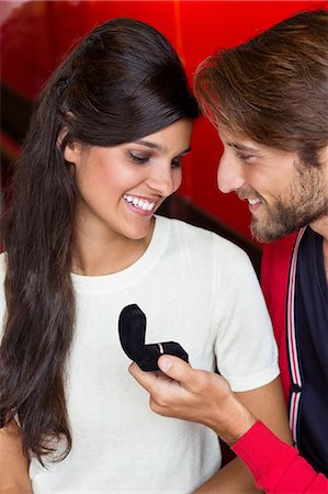 dar toques - Man proposing his girlfriend in a restaurant Foto de stock - Sin royalties Premium, Código: 6108-06905140