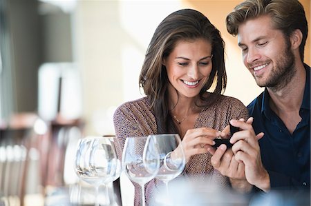 Man giving engagement ring to his girlfriend in a restaurant Foto de stock - Sin royalties Premium, Código: 6108-06905172