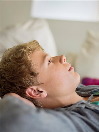 Close-up of a teenage boy lost in thoughts Photographie de stock - Premium Libres de Droits, Code: 6108-06905251