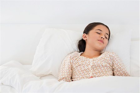 Girl sleeping on the bed Foto de stock - Sin royalties Premium, Código: 6108-06905297