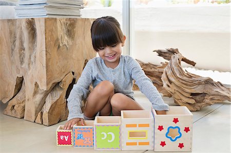 Girl playing with number blocks Photographie de stock - Premium Libres de Droits, Code: 6108-06905294