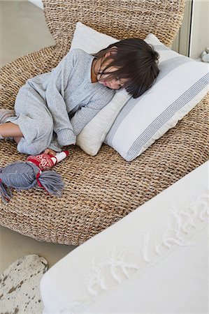 simsearch:6108-06166252,k - Girl sleeping on a wicker chair Photographie de stock - Premium Libres de Droits, Code: 6108-06905296