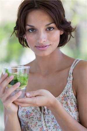 Woman holding a cup of herbal tea Foto de stock - Sin royalties Premium, Código: 6108-06905349