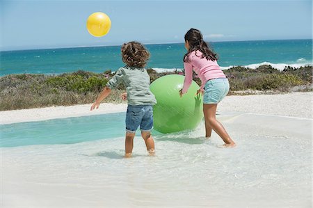 family playing with beach ball - Children playing on the beach Stock Photo - Premium Royalty-Free, Code: 6108-06905308