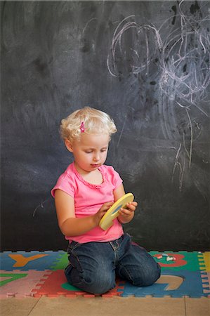 Girl playing with number puzzle in front of a black board Stockbilder - Premium RF Lizenzfrei, Bildnummer: 6108-06905313
