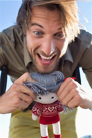 poupées - Man playing with a rag doll Photographie de stock - Premium Libres de Droits, Code: 6108-06905591