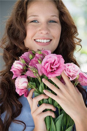 flower fresh - Portrait of a woman holding a bouquet of flowers and smiling Stock Photo - Premium Royalty-Free, Code: 6108-06905525