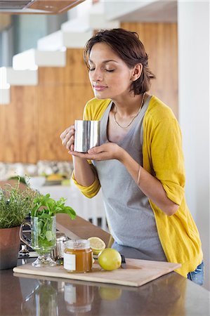 Woman smelling herbal tea Photographie de stock - Premium Libres de Droits, Code: 6108-06905698