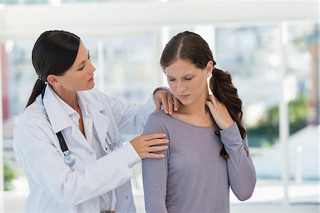 Female doctor examining a patient Photographie de stock - Premium Libres de Droits, Code: 6108-06905717