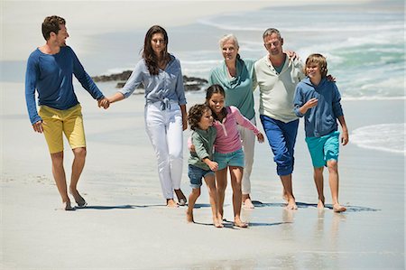 simsearch:6108-05870827,k - Family walking on the beach Foto de stock - Royalty Free Premium, Número: 6108-06905895