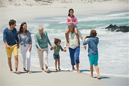 shoulder carrying - Family enjoying on the beach Foto de stock - Sin royalties Premium, Código: 6108-06905947