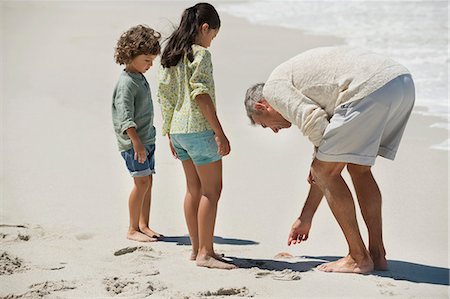 fratrie - Children with their grandfather on the beach Photographie de stock - Premium Libres de Droits, Code: 6108-06905944