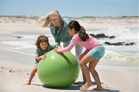 Woman playing with her grandchildren on the beach Foto de stock - Sin royalties Premium, Código: 6108-06905903