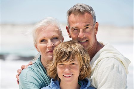 simsearch:6108-06907028,k - Portrait of a boy with his grandparents on the beach Photographie de stock - Premium Libres de Droits, Code: 6108-06905910