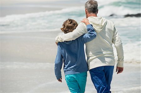 simsearch:6108-06907598,k - Man walking with his grandson on the beach Photographie de stock - Premium Libres de Droits, Code: 6108-06905921