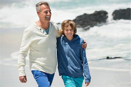 Man walking with his grandson on the beach Photographie de stock - Premium Libres de Droits, Code: 6108-06905927