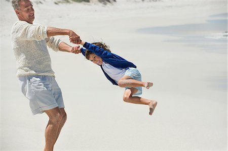 Man playing with his grandson on the beach Photographie de stock - Premium Libres de Droits, Code: 6108-06905934