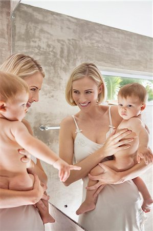 Reflection of a woman and her baby in a mirror Photographie de stock - Premium Libres de Droits, Code: 6108-06906050