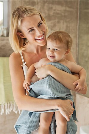 Smiling woman holding her baby in towel Photographie de stock - Premium Libres de Droits, Code: 6108-06906070