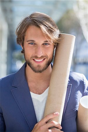 diseñador (hombre) - Portrait of an architect holding paper rolls and smiling Foto de stock - Sin royalties Premium, Código: 6108-06906143