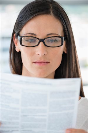 Close-up of a woman reading a document Photographie de stock - Premium Libres de Droits, Code: 6108-06906149