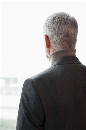 Man looking through a window Photographie de stock - Premium Libres de Droits, Code: 6108-06906162