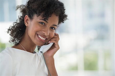 Portrait of a woman talking on a landline phone Photographie de stock - Premium Libres de Droits, Code: 6108-06906115