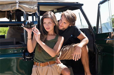 Woman filming with a video camera with her boyfriend on SUV Foto de stock - Sin royalties Premium, Código: 6108-06906267