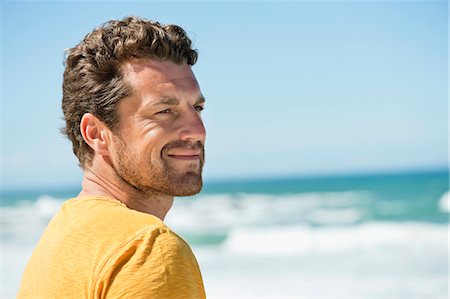 Man smiling on the beach Foto de stock - Sin royalties Premium, Código: 6108-06906272