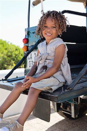 Portrait of a girl sitting in a SUV and smiling Photographie de stock - Premium Libres de Droits, Code: 6108-06906285