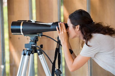 fernglas - Woman looking through binoculars on tripod Stockbilder - Premium RF Lizenzfrei, Bildnummer: 6108-06906293