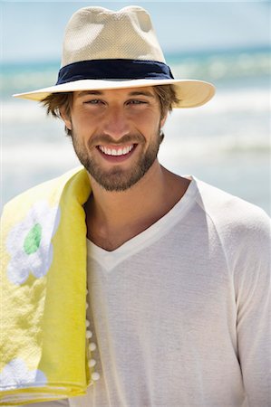 Portrait of a man smiling on the beach Photographie de stock - Premium Libres de Droits, Code: 6108-06906291
