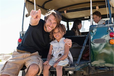 Family traveling in a SUV Foto de stock - Sin royalties Premium, Código: 6108-06906297