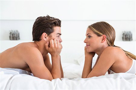 face-à-face - Couple lying face to face on the bed Photographie de stock - Premium Libres de Droits, Code: 6108-06906239