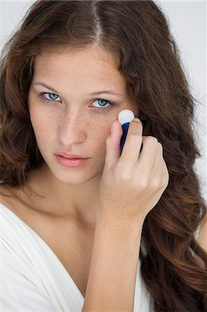 simsearch:6108-06906361,k - Woman applying anti wrinkle cream on her face Foto de stock - Sin royalties Premium, Código: 6108-06906393