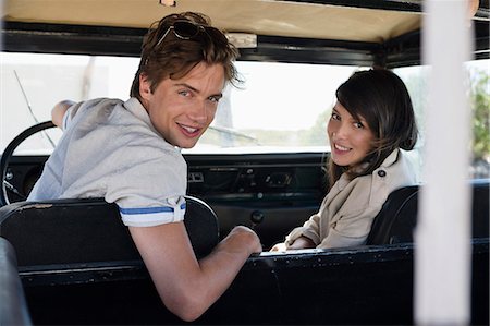 Portrait of a couple sitting in a SUV and smiling Photographie de stock - Premium Libres de Droits, Code: 6108-06906305